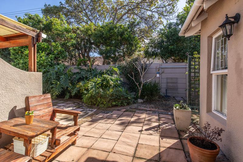 5 Bedroom Property for Sale in Meadowridge Western Cape